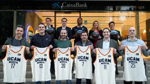 Entrega de camisetas a los aficionados que representar&aacute;n al UCAM Murcia en el Partido de las Aficiones de CaixaBank. (CaixaBank)
