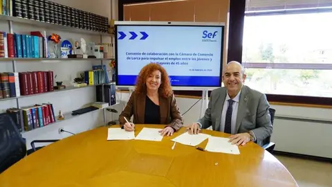 La directora general del SEF, Pilar Valero, junto con el presidente de la C&aacute;mara de Comercio de Lorca, Juan Francisco G&oacute;mez, durante la firma del convenio. (CARM)