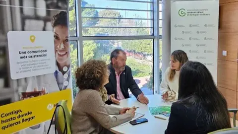Fundaci&oacute;n Hefame entrega a la &lsquo;Asociaci&oacute;n contra el c&aacute;ncer&rsquo; de la Regi&oacute;n m&aacute;s de 14.000 euros recaudados con la venta de geles solidarios de Interapothek, &lsquo;ia&rsquo;. (Hefame)