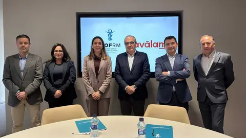 La presidenta del COFRM, Paula Pay&aacute; Pe&ntilde;alver, y el director general de Av&aacute;lam, Luis Mart&iacute;nez de Salas, en el centro,  tras la firma