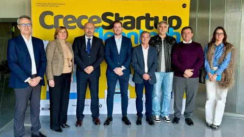 Foto de familia en el photocall del evento. (CEEIC)