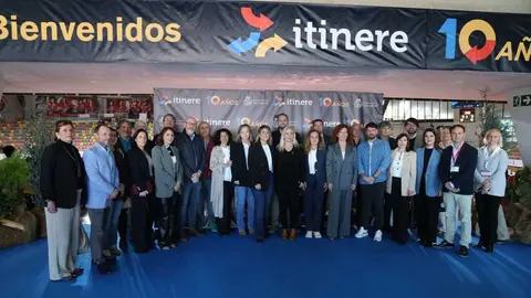 Foto de familia en la feria de empleo de Cartagena. (CARM)