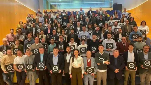 La consejera Carmen Conesa y el director del Instituto de Turismo, Juan Francisco Mart&iacute;nez, con los representantes de los establecimientos acreditados con el sello gastrotur&iacute;stico &lsquo;1001 Sabores Regi&oacute;n de Murcia&rsquo;. (CARM)