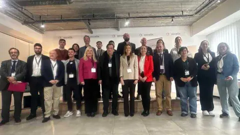 La consejera de Empresa, Empleo y Econom&iacute;a Social, Marisa L&oacute;pez Arag&oacute;n, visita el estand de una de las empresas de la Regi&oacute;n en &lsquo;Taste Bruselas 2026&rsquo;; y foto de familia durante la visita a esta muestra. (CARM)