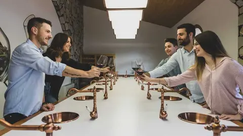 Imagen de una visita enotur&iacute;stica a Bodegas Luz&oacute;n. (Grupo Fuertes)