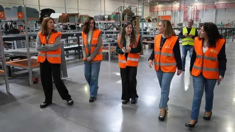 La consejera de Igualdad, Conchita Ruiz, durante su visita a la empresa PC Componentes, reconocida con el Distintivo regional de Igualdad, DIERM. (CARM)