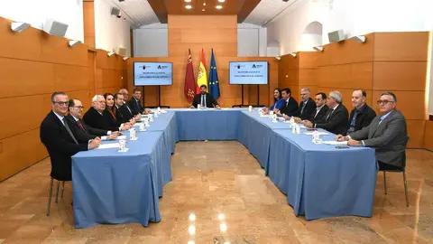 Un momento de la reuni&oacute;n de los directivos de Agrupal con el presidente L&oacute;pez Miras y miembros de su Gobierno en San Esteban.