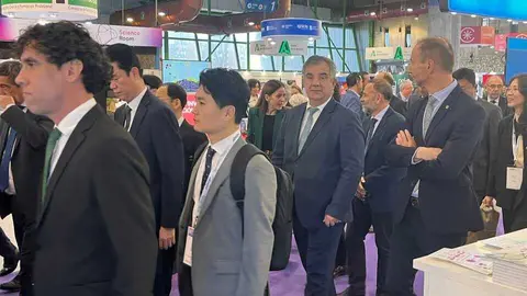 El consejero Juan Mar&iacute;a V&aacute;zquez visita junto al rector de la Universidad Polit&eacute;cnica de Cartagena, Mathieu Kessler, el XV Foro Transfiere 2026. (CARM)