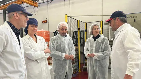 La consejera de Empresa, Empleo y Econom&iacute;a Social, Marisa L&oacute;pez Arag&oacute;n,&nbsp;durante la visita a la empresa Crist&oacute;bal Meseguer. (CARM)