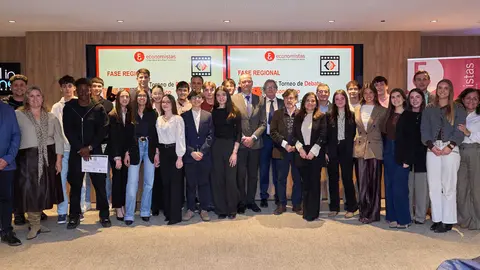 Foto de familia en la entrega de premios del IV Torneo de Debate econ&oacute;mico y VI Concurso de Audiovisual de Educaci&oacute;n Financiera. (Fidedigno)