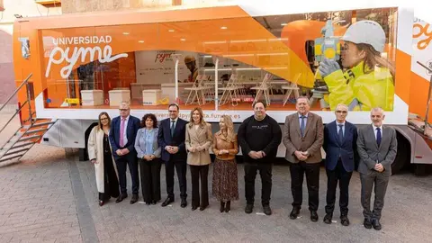 Foto de familia durante el acto. (Fundaci&oacute;n Laboral de la Construcci&oacute;n)