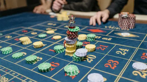 Foto de <a target="_blank" href="https://www.pexels.com/es-es/foto/pila-pilas-montones-fichas-de-casino-7594383/">Pavel Danilyuk- Pexels</a>