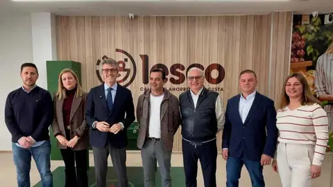 El consejero Luis Alberto Mar&iacute;n y la directora del ICREF, Ana Mar&iacute;a L&oacute;pez, acompa&ntilde;ado de los responsables de la cadena Cash Lesco Family. (CARM)