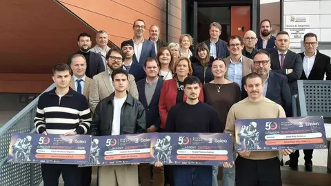 Autoridades junto a los ganadores del programa 'Smart Industry 5.0 Dual'. (CEEIC)