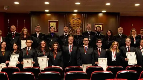Foto de familia con algunos de los colegiados reconocidos. (Fidedigno)