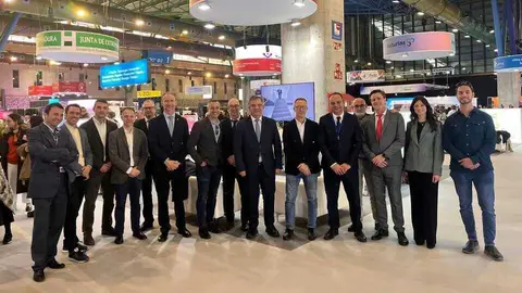 El consejero Juan Mar&iacute;a V&aacute;zquez junto al rector de la Universidad Polit&eacute;cnica de Cartagena, Mathieu Kessler, y con buena parte de los t&eacute;cnicos, investigadores y catedr&aacute;ticos que han pasado por el estand regional en Transfiere 2026. (CARM)