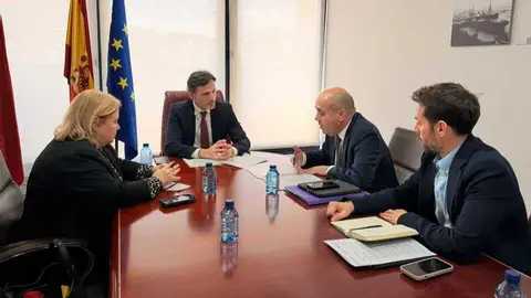 El consejero de Fomento e Infraestructuras, Jorge Garc&iacute;a Montoro, durante la reuni&oacute;n con la presidenta de COEC, Ana Correa, y con el presidente de la C&aacute;mara de Comercio de Cartagena, Miguel Mart&iacute;nez. (CARM)