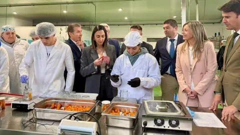 La consejera Sara Rubira junto a la directora territorial de Caixabank, Olga Garc&iacute;a, durante su visita al Cifea de Molina de Segura. (CARM)