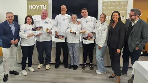 Imagen de los tres primeros clasificados en la final del Concurso Regional de la Tapa que organiza HoyT&uacute;. (CARM)