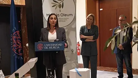 La consejera Sara Rubira en la entrega de premios de la primera edici&oacute;n de 'Murcia Oleum'. (CARM)