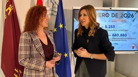 La consejera Marisa L&oacute;pez Arag&oacute;n junto a la directora general del SEF, Pilar Valero, durante la rueda de prensa. (CARM)
