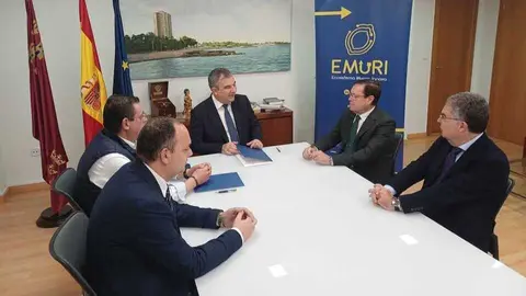 El consejero de Universidades, Juan Mar&iacute;a V&aacute;zquez, junto al director Comercial y de Marketing de Fini, Jos&eacute; Vicente Berm&uacute;dez, y el director de la C&aacute;tedra Emuri, Jos&eacute; Luis Munuera-Alem&aacute;n. (CARM)