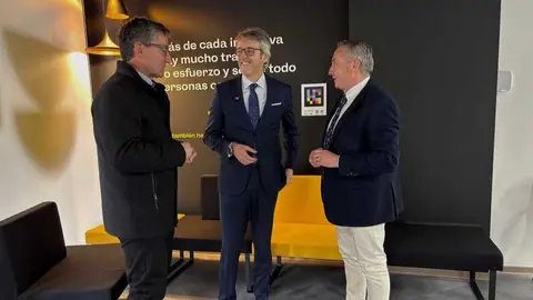 Un momento de la visita a las dependencias de la reci&eacute;n renovada oficina de la Agencia Tributaria en Moratalla. (CARM)