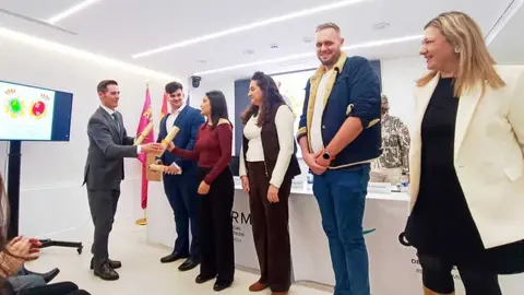 Entrega del Premio Nacional de Investigaci&oacute;n de Grupo Fuertes en colaboraci&oacute;n con la Academia de Ciencias Veterinarias de la Regi&oacute;n. (Grupo Fuertes)