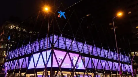 Edificio de CaixaBank adornado por el D&iacute;a Internacional de la Mujer. (CaixaBank)