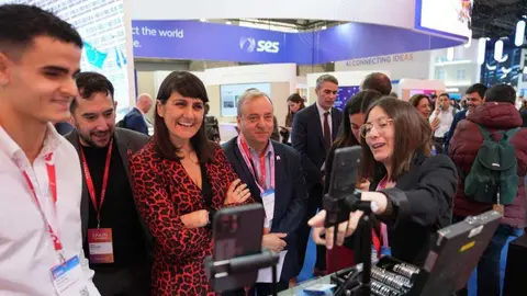 Mar&iacute;a Gonz&aacute;lez Veracruz visitando el expositor de la empresa. (Gob)