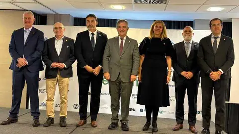 El consejero, Juan Mar&iacute;a V&aacute;zquez, junto al presidente de AEMA, Daniel Robles, y los expresidentes de esta asociaci&oacute;n, Andr&eacute;s Gil y Francisco Hurtado, as&iacute; como el presidente de la Autoridad Portuaria de Cartagena, Pedro Pablo Hern&aacute;ndez, y la concejala del Ayuntamiento de Murcia, Mercedes Bernab&eacute;, reconocidos durante el 25 aniversario de AEMA. (CARM)