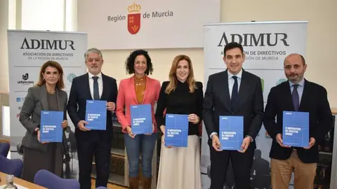 Foto de familia en la presentaci&oacute;n del informe. (Portavoz)
