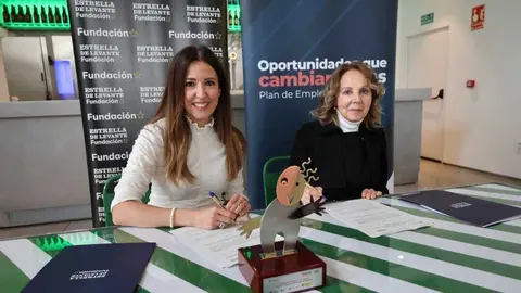 Juana S&aacute;nchez, responsable del &aacute;rea de acci&oacute;n social de la Fundaci&oacute;n Estrella de Levante, y Maria Teresa S&aacute;nchez, presidenta Cruz Roja en la Regi&oacute;n, firman la renovaci&oacute;n del acuerdo. (Estrella de Levante)