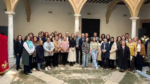 Foto de familia tras la clausura del programa experiencial de bordado en seda y oro. (CARM)