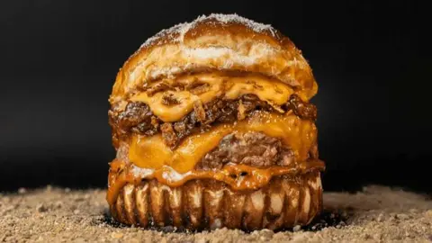 Hamburguesa 'Gladiadora' del restaurante alicantino The VicBros Burger. (Corpo Comunicaci&oacute;n)