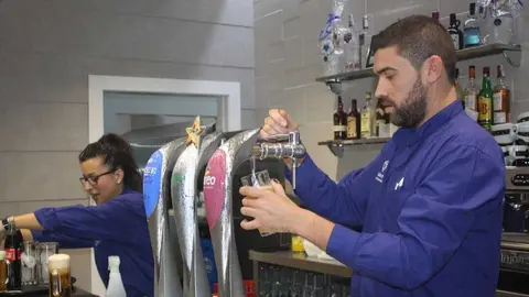 Manuel Hern&aacute;ndez, CEO de La Boca Te L&iacute;a, detr&aacute;s de la barra. (La Boca Te L&iacute;a)