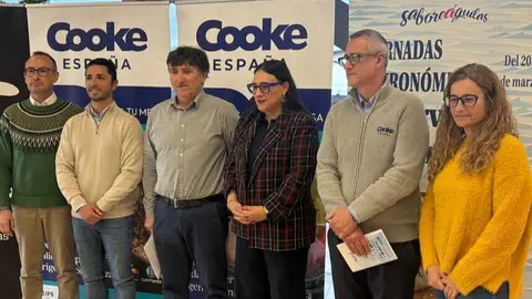 Foto de familia durante la presentaci&oacute;n de las jornadas. (Hoste&aacute;guilas)