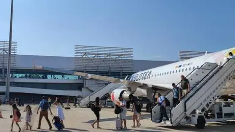 Pasajeros descendiendo de un avi&oacute;n en el Aeropuerto Internacional de la Regi&oacute;n de Murcia. (CARM)