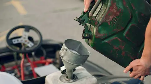 Un agricultor echando gasolina. (Freepik)