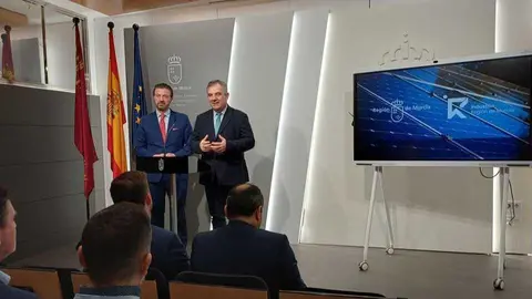 El consejero Juan Mar&iacute;a V&aacute;zquez junto con el presidente de FREMM, Alfonso Zapata, durante la rueda de prensa en la que se presentaron las ayudas. (CARM)