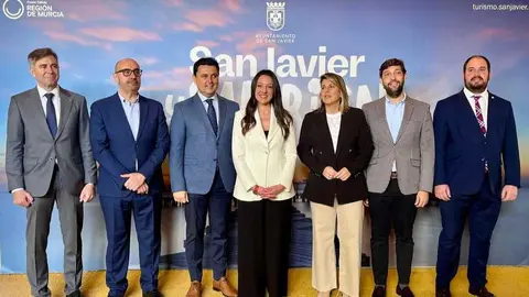 La consejera Carmen Conesa con los alcaldes de San Javier, Cartagena, San Pedro del Pinatar y Los Alc&aacute;zares, el presidente de Hostetur y el director del Itrem. (CARM)