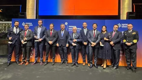 El consejero de Investigaci&oacute;n, Juan Mar&iacute;a V&aacute;zquez, y el decano del COIIRM, Marcos Mateos, junto a los galardonados en los III Premios Regionales ESG &ndash; Industria Regi&oacute;n de Murcia. (CARM)