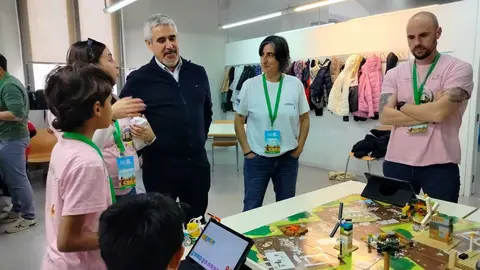 Proyecto educativo de rob&oacute;tica 'Colebora' de la Fundaci&oacute;n Excelem con el colegio CEIP Aljorra. (Sabic)