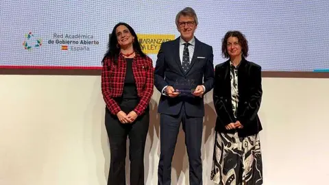 El consejero de Hacienda recoge el Premio Audaz que distingue a la Agencia Tributaria regional. (CARM)