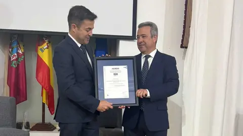Imagen de la entrega del certificado. (Veolia)