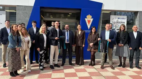 Tras la firma del convenio de colaboraci&oacute;n, Sergio L&oacute;pez y Lydia S&aacute;nchez posaron junto a parte de la plantilla de Inversus.