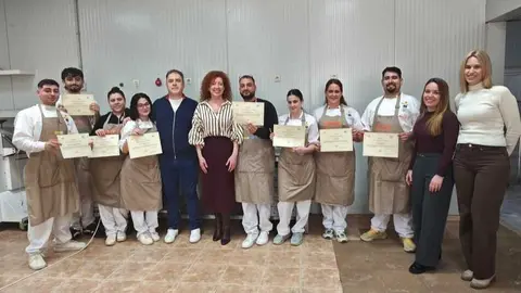 Entrega de diplomas a los j&oacute;venes que han completado la formaci&oacute;n. (CARM)