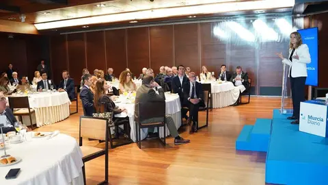 Panor&aacute;mica de &Aacute;ngela de Miguel, presidenta de Cepyme. durante su ponencia en los Desayunos de Murcia Diario. (Ra&uacute;l Alc&aacute;ntara)