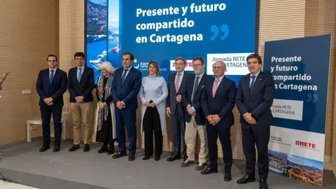 Imagen de familia durante la jornada 'Presente y Futuro Compartido en Cartagena', organizada por la Autoridad Portuaria de Cartagena. (Ayuntamiento de Cartagena)