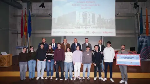 Foto de familia con los premiados en la fase regional. (UMU)